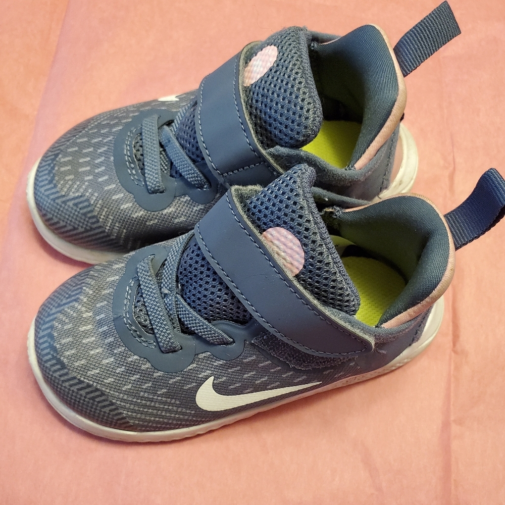 Nike girl shoes